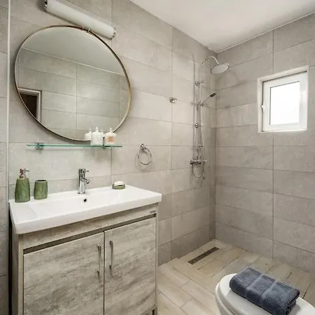 Anerades Center Apartman *